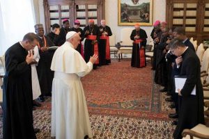 Pope_Francis_meets_with_a_delegation_from_the_Diocese_of_Ahiara_June_8_2017_Credit_LOR_CNA