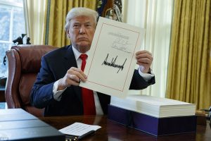 47864C5600000578-5206311-Trump_signed_his_tax_cut_bill_on_Friday_morning_in_the_Oval_Offi-a-60_1513963912394